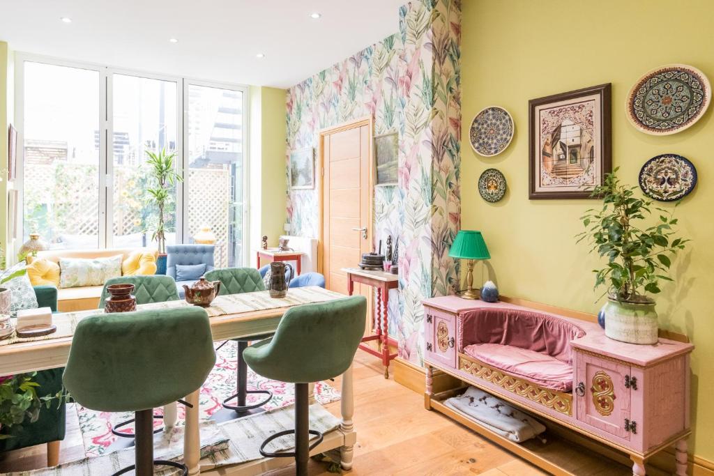 a living room with a table and chairs at flat Covent Garden in London