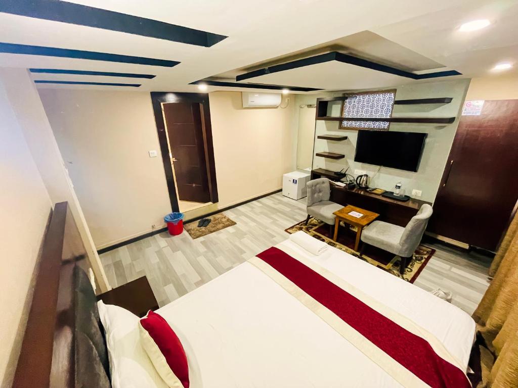 TV a/nebo společenská místnost v ubytování Hotel Lotus Grand Pvt Ltd