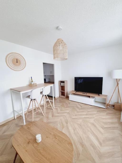 Il comprend un salon doté d'une table et d'une télévision à écran plat. dans l'établissement studio avec vue sur mer, à Saint-Hilaire-de-Riez