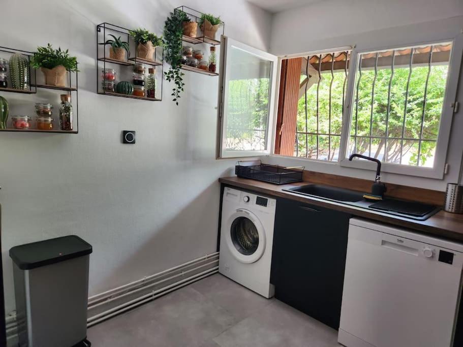 a kitchen with a washing machine and a sink at Maison Belissima in Marseille