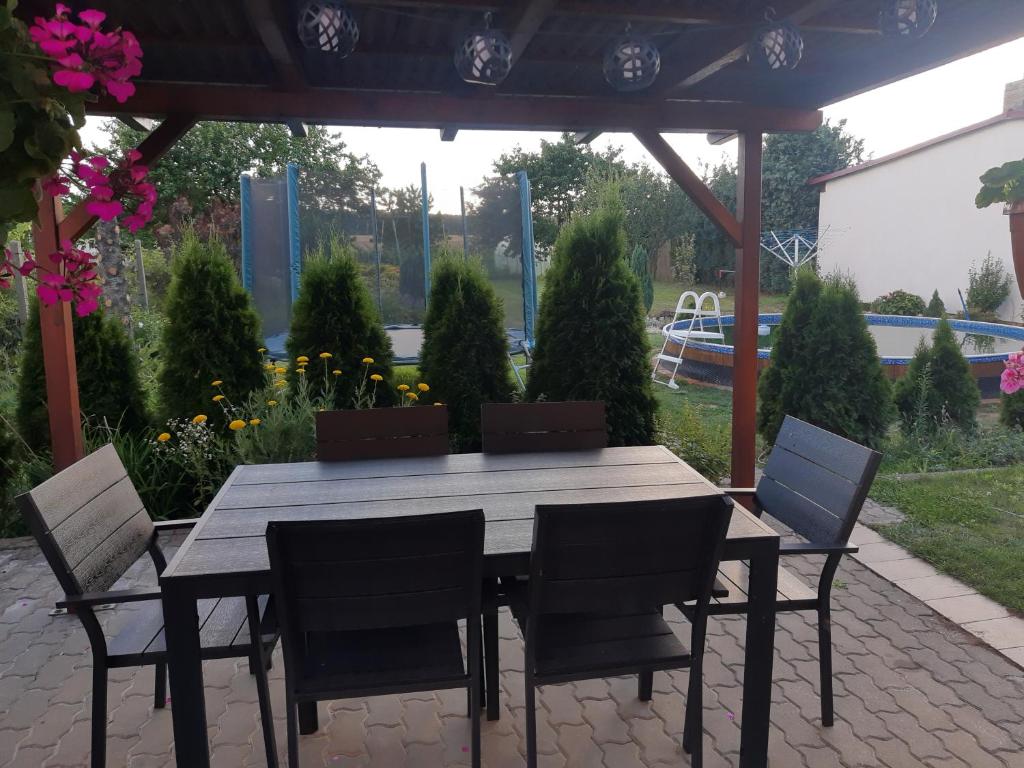 een houten tafel en stoelen op een patio bij Apartmán u Lidušky in Břeclav