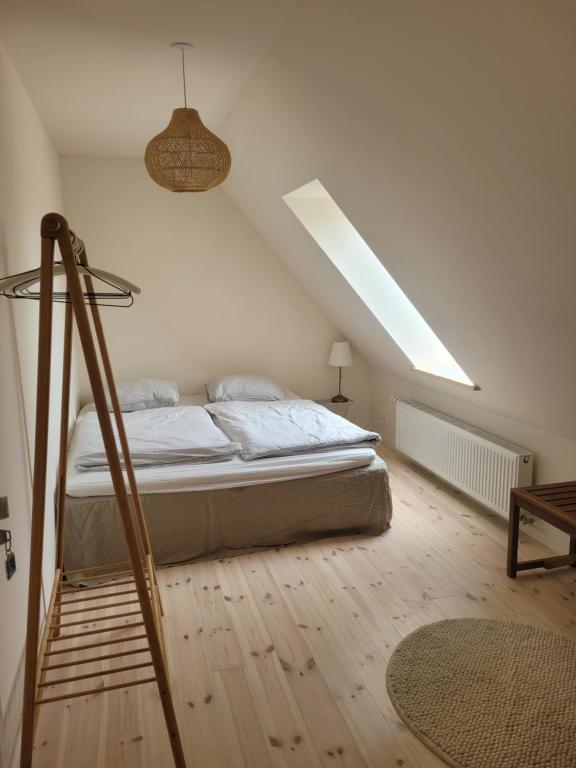 Postel nebo postele na pokoji v ubytování Atma Guesthouse - cozy and simple farmhouse bed & breakfast