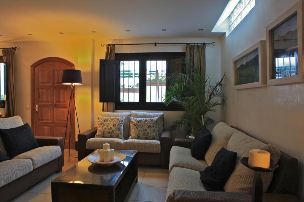 a living room with couches and a coffee table at Santuario San José in San José