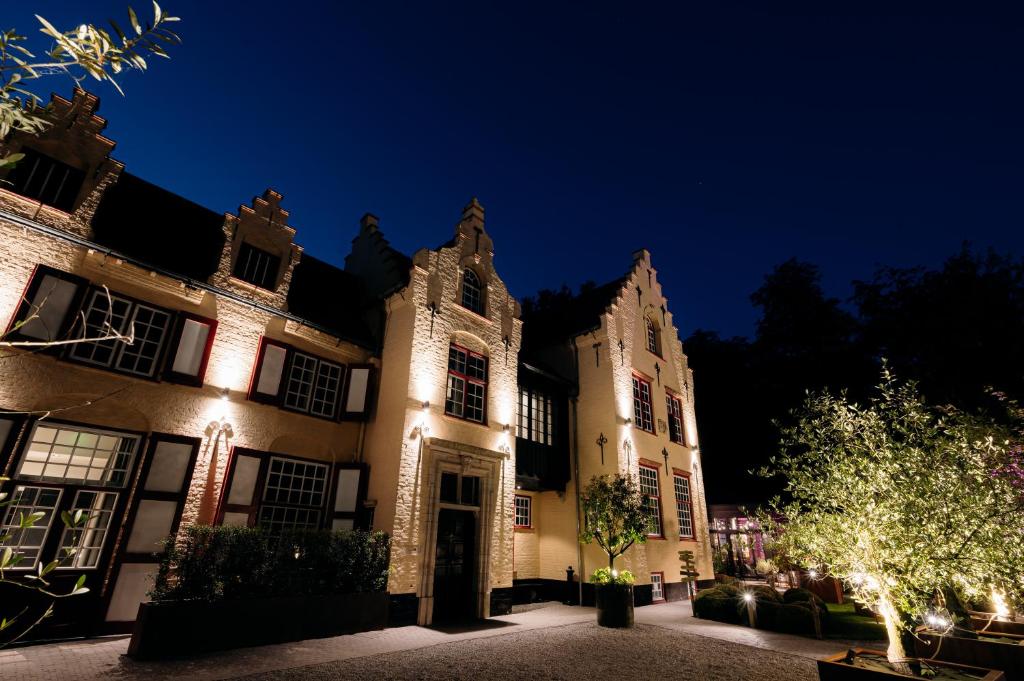 a building with lights on it at night at Boutiquehotel 't Fraeyhuis in Bruges
