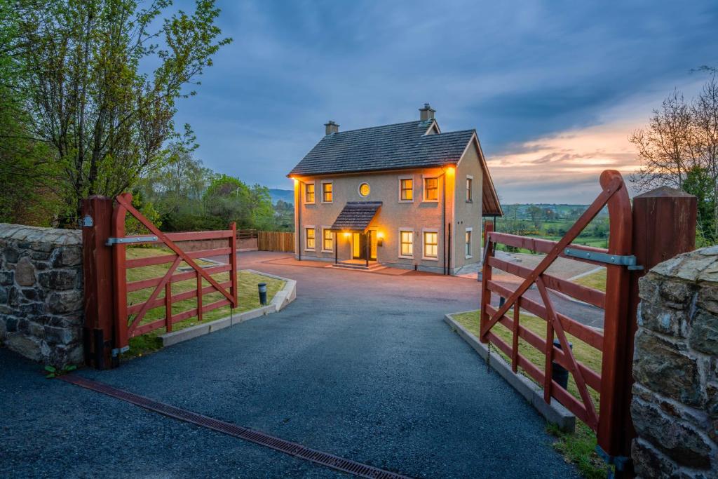 une maison avec un portail et une allée dans l'établissement Killeavy Castle Estate, à Meigh