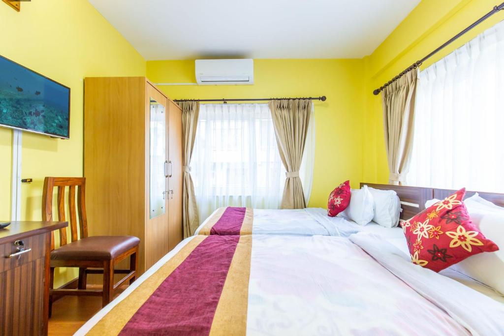 Postel nebo postele na pokoji v ubytování Deepjyoti Inn