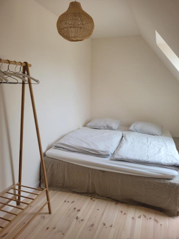 Postel nebo postele na pokoji v ubytování Atma Guesthouse - cozy and simple farmhouse bed & breakfast