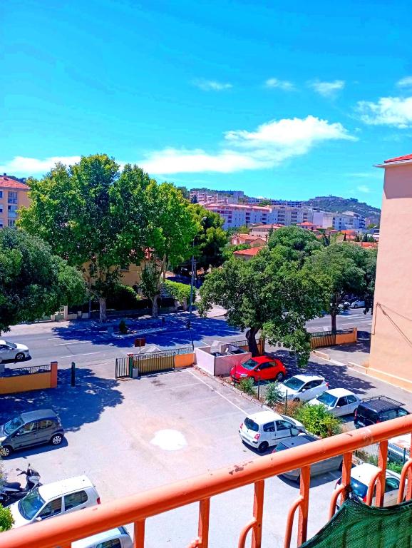 un balcón con vistas a un aparcamiento en appartement ABI, en La Seyne-sur-Mer