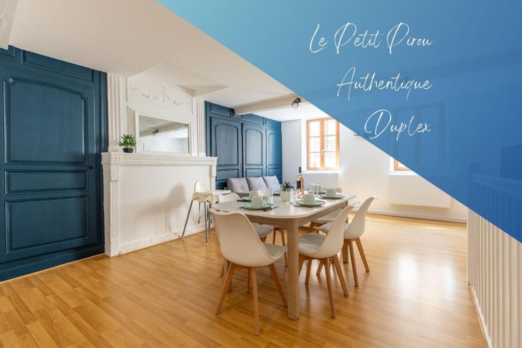 - une salle à manger avec des armoires bleues, une table et des chaises dans l'établissement Le Petit Pirou # Cosy # Halte Auvergne, à Thiers