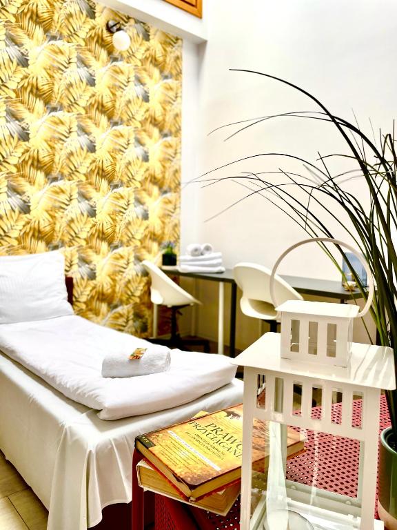 pokój hotelowy z łóżkiem i żółtą tapetą w obiekcie Happy Living Hostel we Wrocławiu