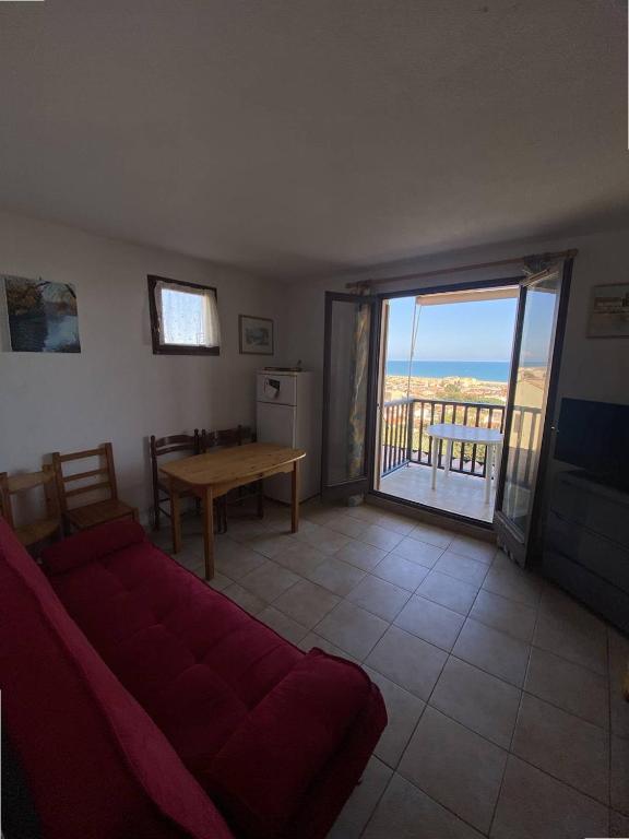 un salon avec un canapé et une table dans l'établissement Appartement T3 avec terrasse donnant sur la mer sur Saint Pierre la Mer, à Saint Pierre La Mer