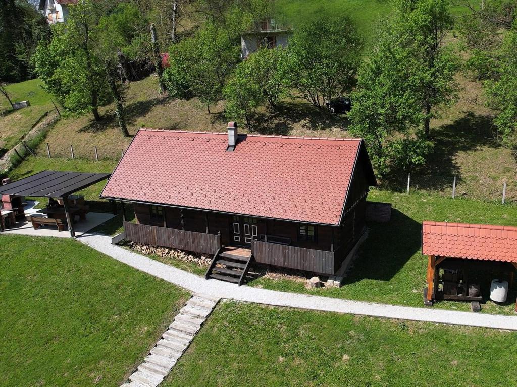 una vista aerea di un fienile con tetto rosso di Tradicionalna zagorska drvena kuća Stara murva a Tuheljske Toplice