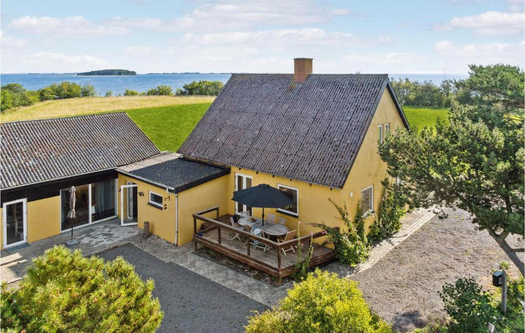una vista aérea de una casa amarilla con patio en Awesome Home In Bandholm With House Sea View, en Bandholm