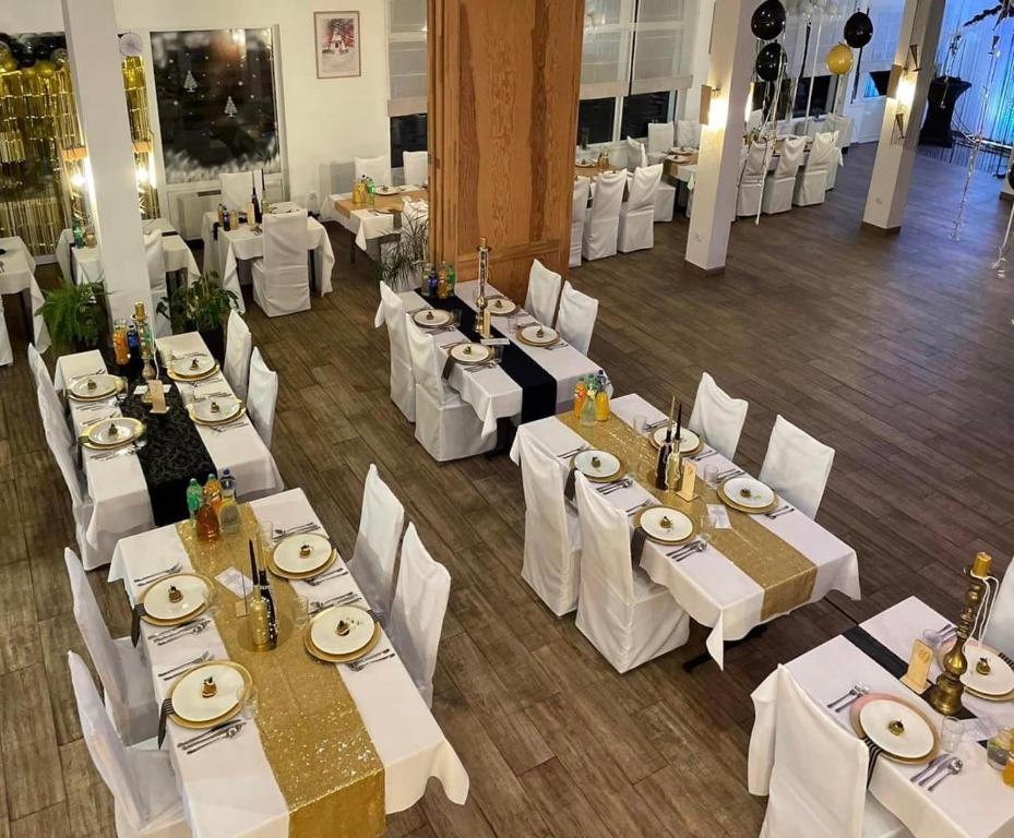 Reštaurácia alebo iné gastronomické zariadenie v ubytovaní Centrum Trzy Jeziora Wieleń
