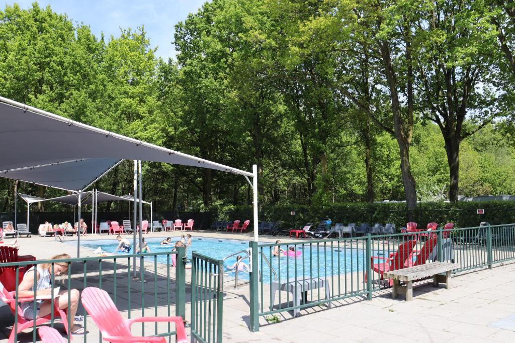 Bazén v ubytování Holiday park Duinhoeve nebo v jeho okolí