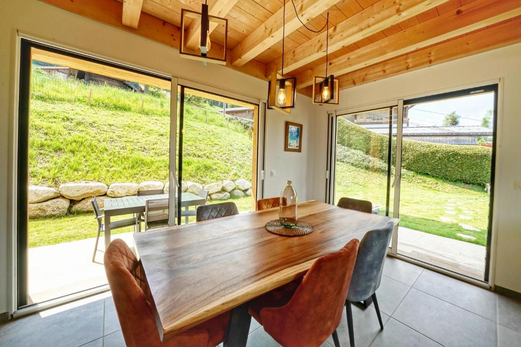 Zdjęcie z galerii obiektu Magnifique Chalet neuf 8 pers, 800 m télécabine Princesse Megeve w mieście Combloux