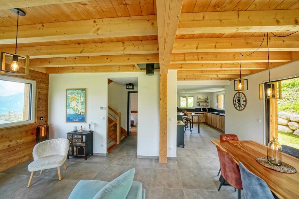 jadalnia i salon z drewnianym sufitem w obiekcie Magnifique Chalet neuf 8 pers, 800 m télécabine Princesse Megeve w mieście Combloux