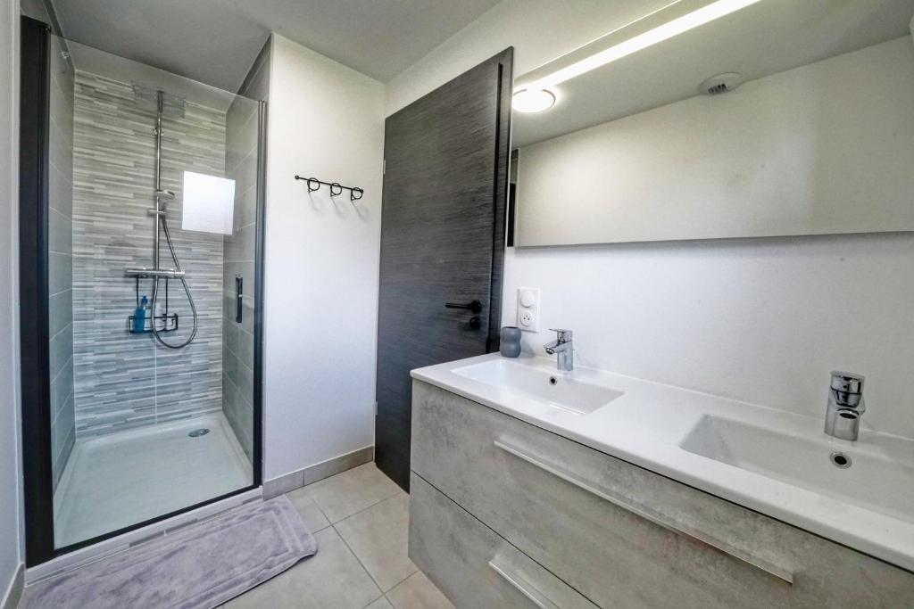 łazienka z umywalką i prysznicem w obiekcie Magnifique Chalet neuf 8 pers, 800 m télécabine Princesse Megeve w mieście Combloux