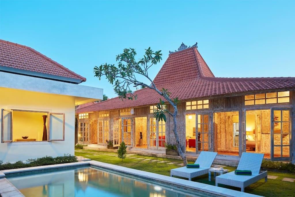 eine Villa mit Swimmingpool und ein Haus in der Unterkunft Selog Villa 2 in Seminyak