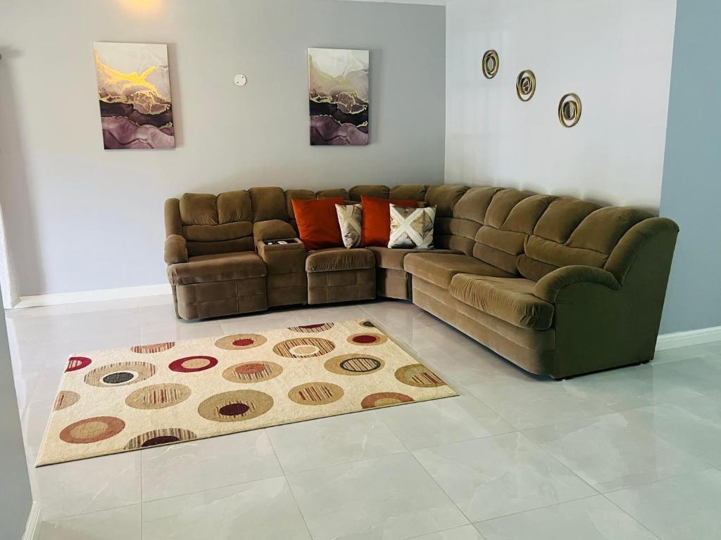 salon z brązową kanapą i dywanem w obiekcie Large Contemporary Two Bedroom w mieście Kingston