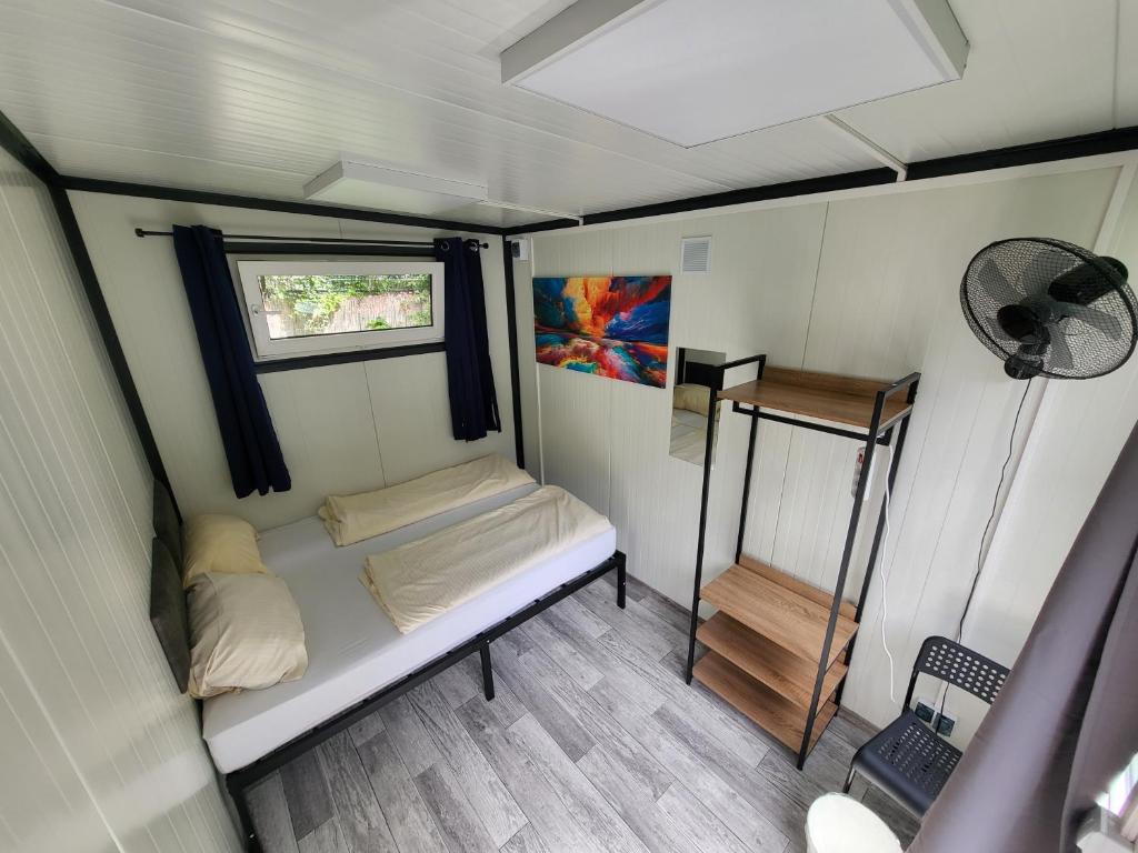 Postel nebo postele na pokoji v ubytování EASY Lodges Berlin
