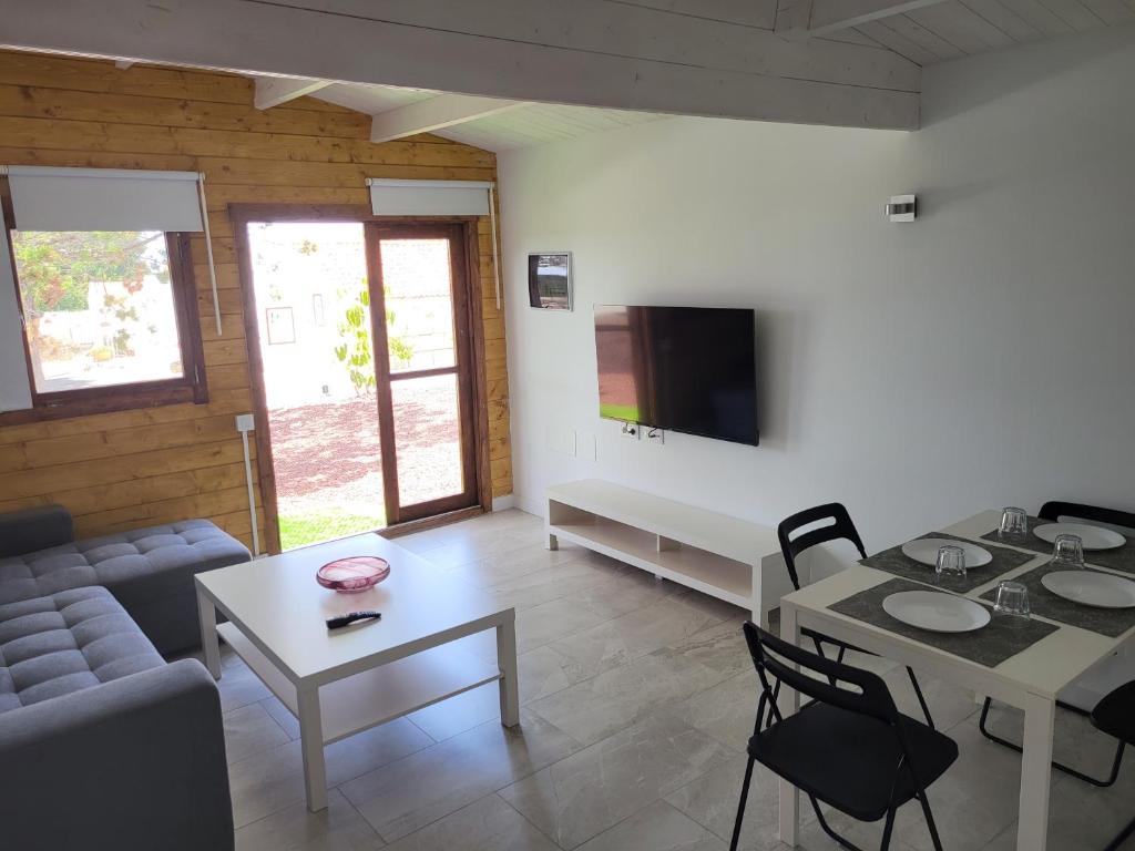 a living room with a couch and a table at Preciosa cabaña in Guía de Isora