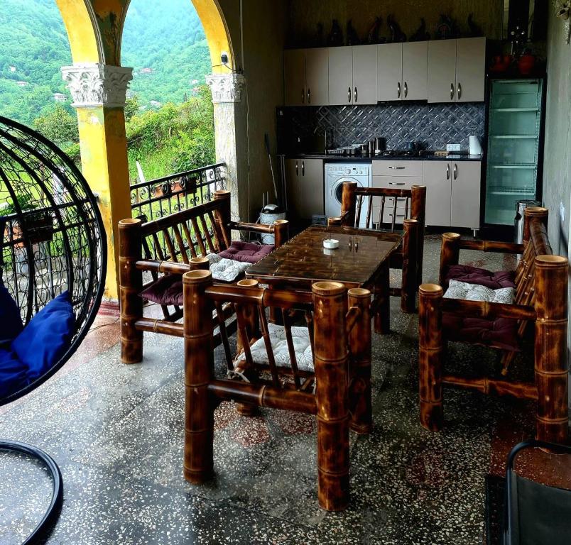 una cucina con tavolo e sedie in una stanza di Old House Korolistavi a Batumi