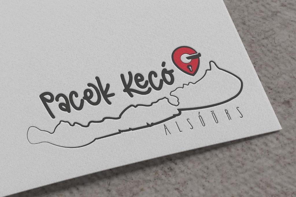 Karta z rysunkiem rekina i słowami rock vets zabija w obiekcie Pacek Keco w Alsóörs