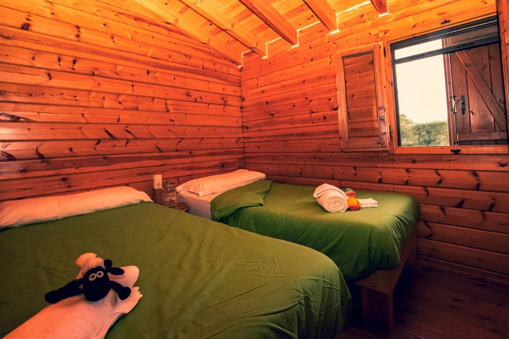 Postel nebo postele na pokoji v ubytování Ecològic Vinyols Camp