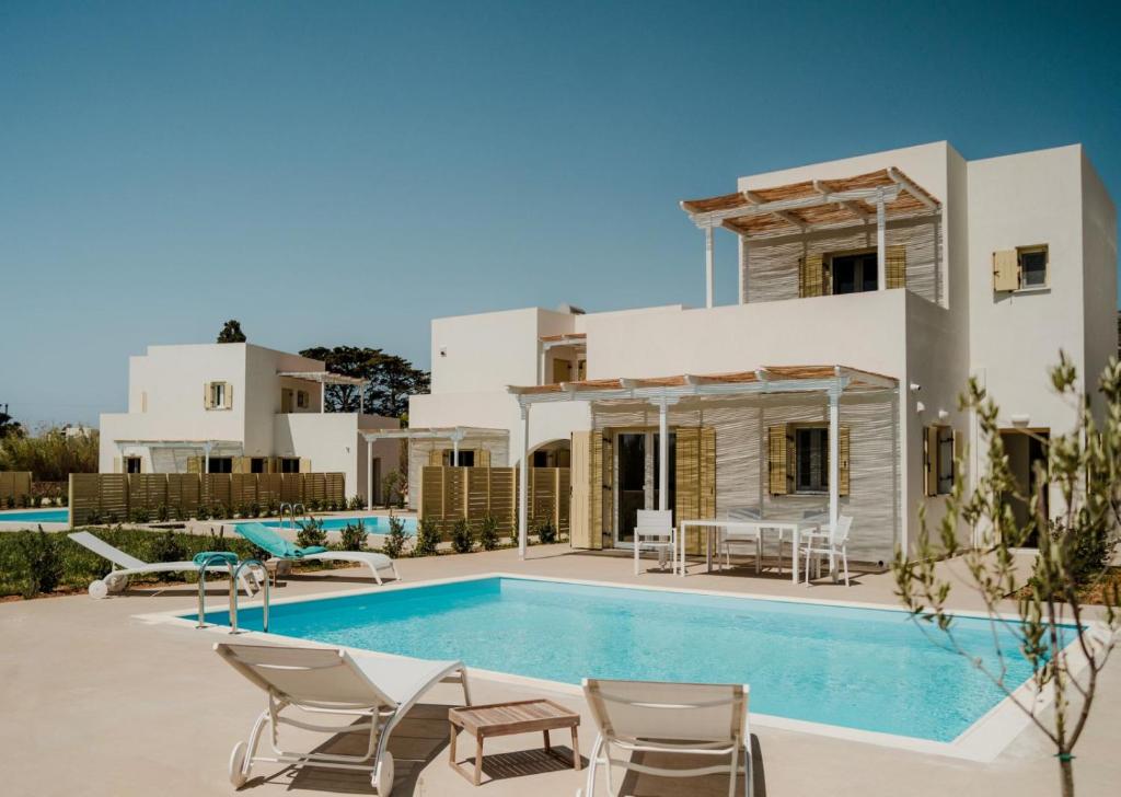 Bazén v ubytování Twin Suns Luxury Villas nebo v jeho okolí