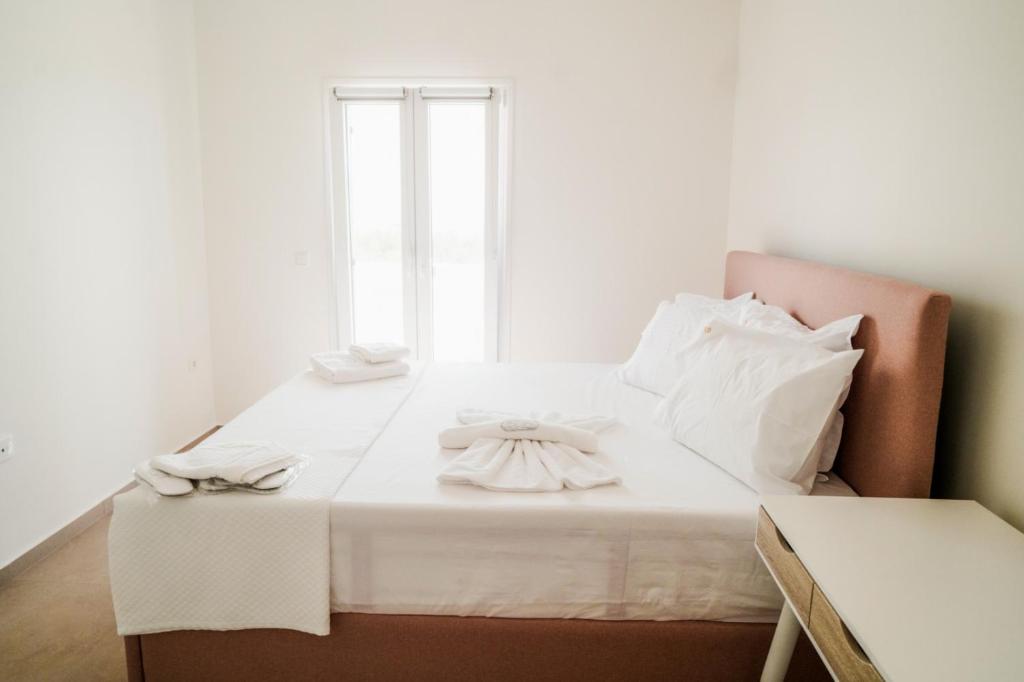 Postel nebo postele na pokoji v ubytování Twin Suns Luxury Villas