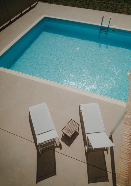 Bazén v ubytování Twin Suns Luxury Villas nebo v jeho okolí