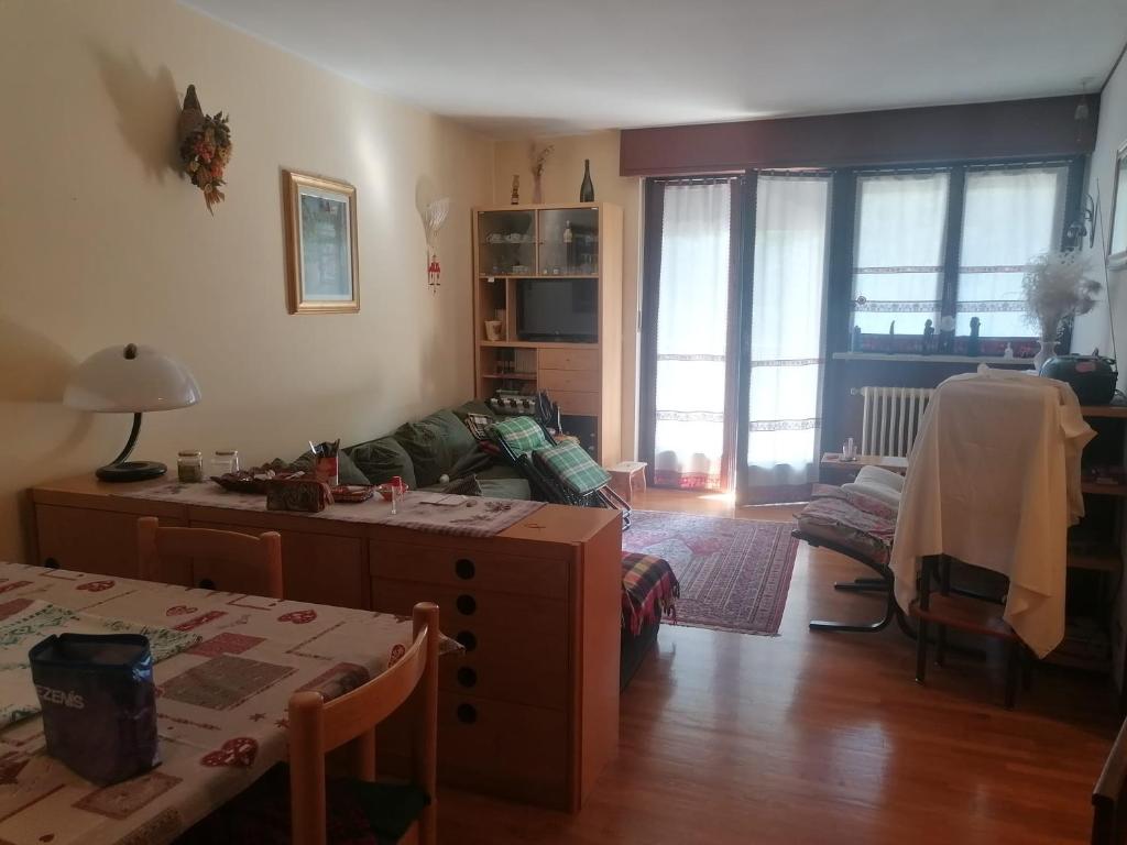 een woonkamer met een bank en een tafel bij Dimora Cervi in Bardonecchia