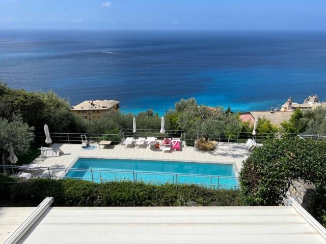 - une piscine avec vue sur l'océan dans l'établissement Liguria Holidays- Casa Oliver, à Camogli