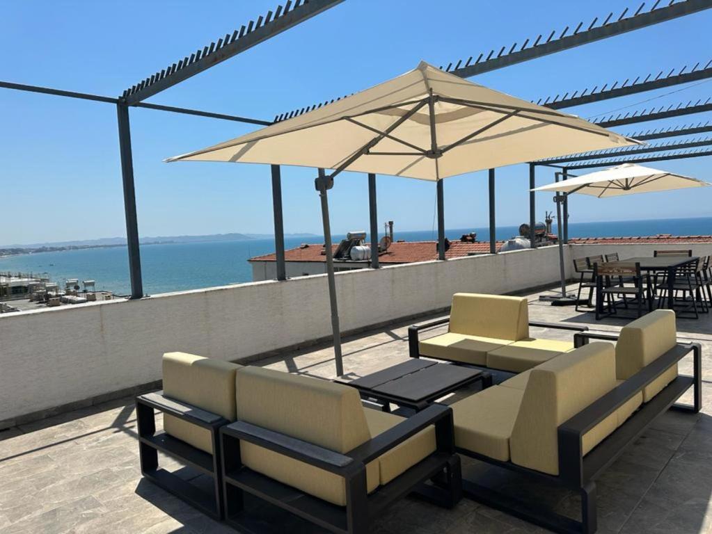 Penthouse apartment with terrace on the sea
