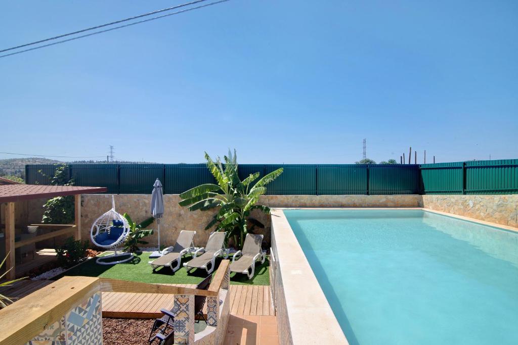 ein Schwimmbad auf dem Dach eines Hauses in der Unterkunft Casa de Aloe in Paderne