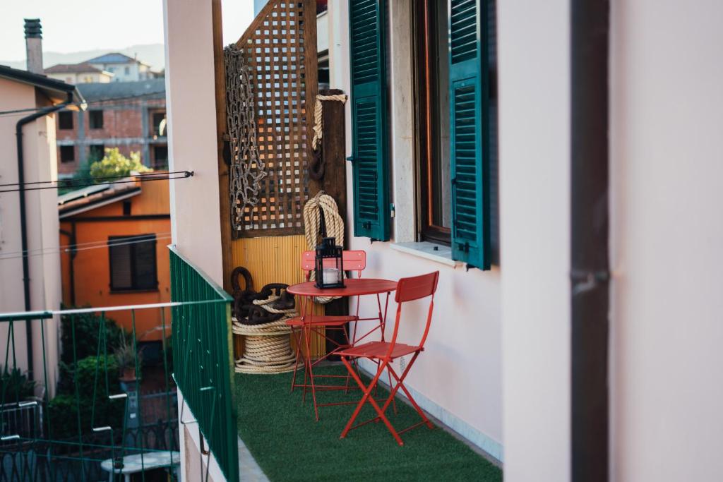 een balkon met 2 stoelen en een tafel bij La Piccola Lady in La Spezia