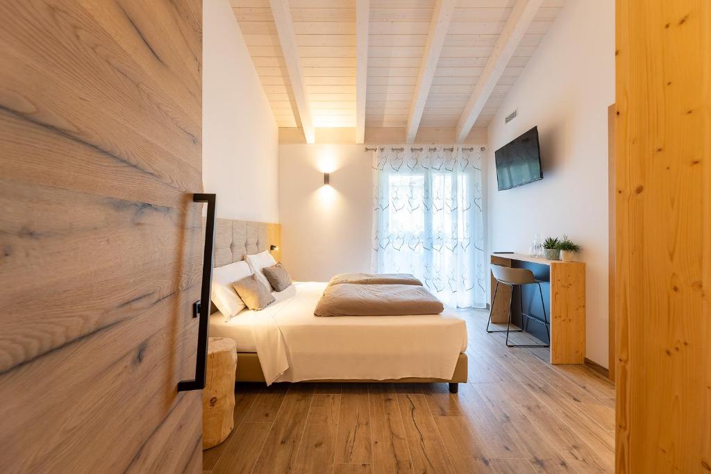 1 dormitorio con 1 cama y escritorio en una habitación en Hotel Alt Spaur, en Spormaggiore
