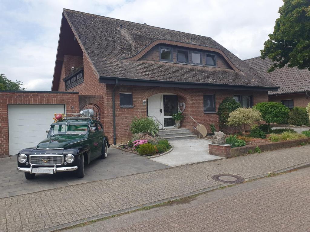 a green car parked in front of a house at FeWo beim Oldtimer in Rees