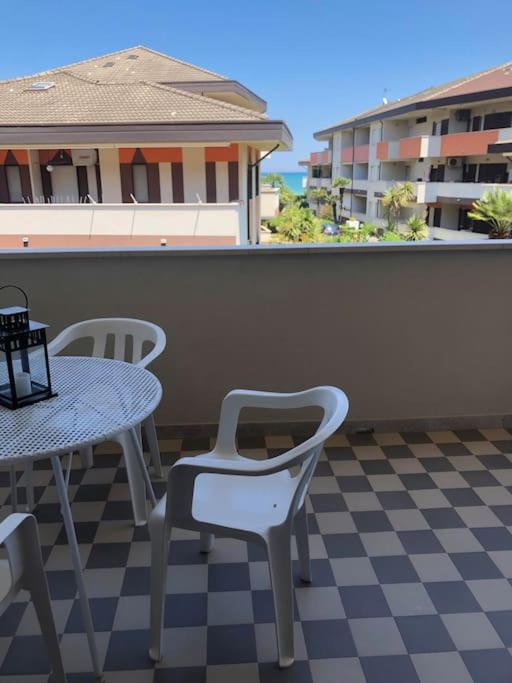 un tavolo e sedie su un balcone con tavolo e sedie di La casa sul mare a Silvi Paese