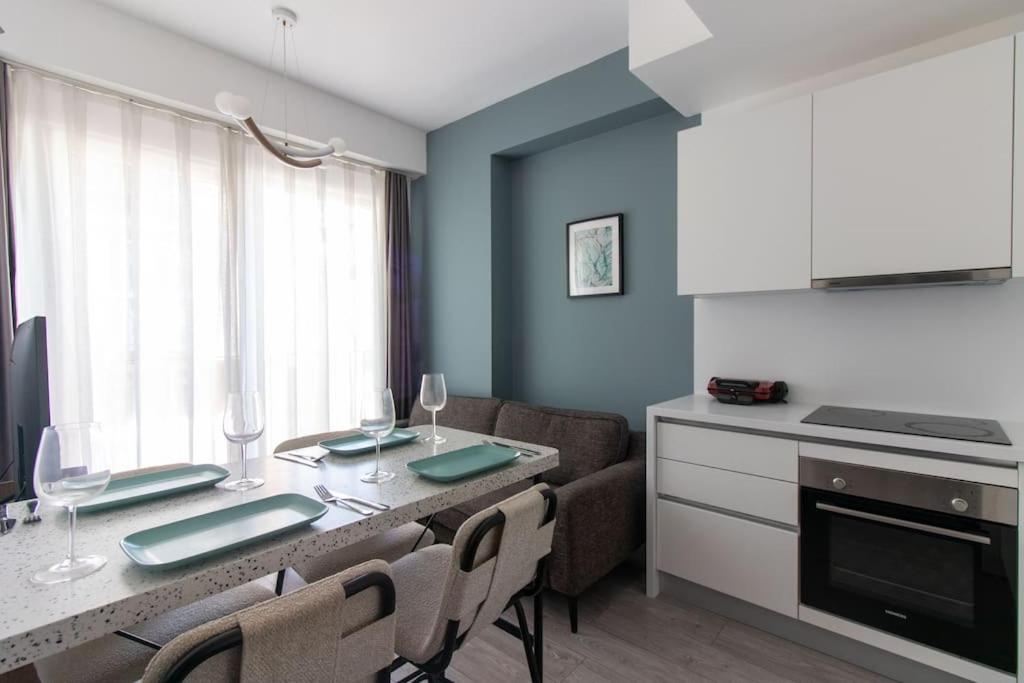 eine Küche und ein Esszimmer mit einem Tisch und Stühlen in der Unterkunft Trendy & Compact 2BR Apartment w/ Free Parking #18 in Istanbul
