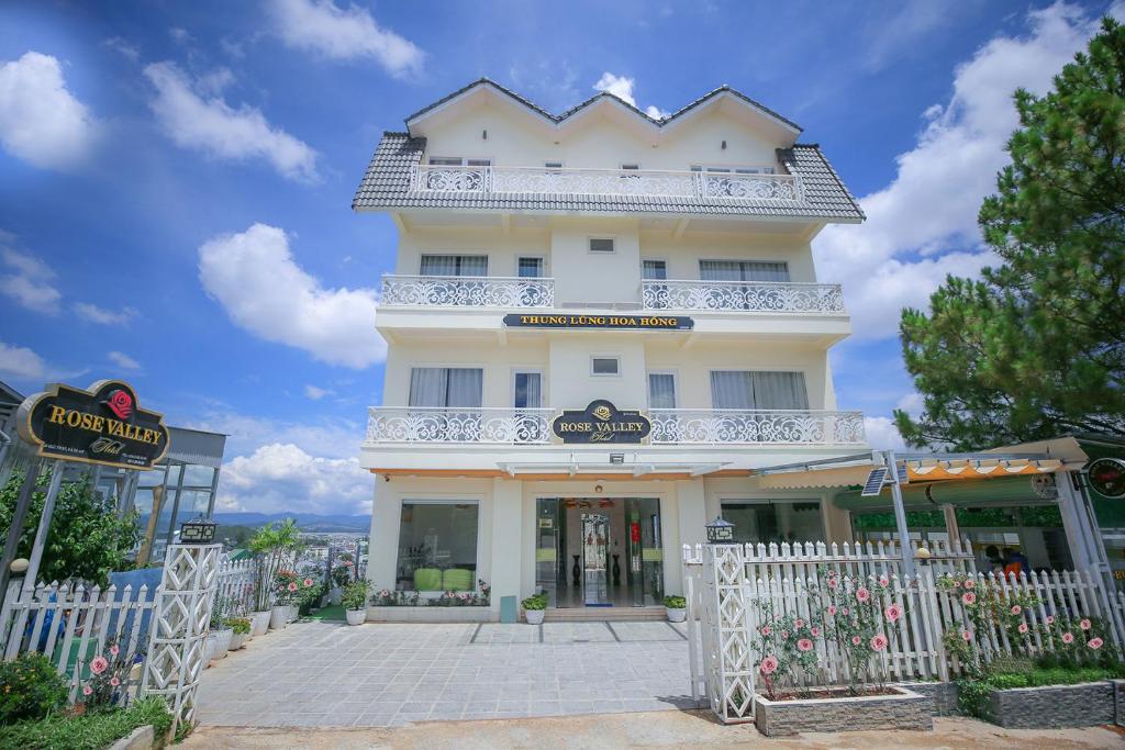 Tòa nhà nơi khách sạn tọa lạc