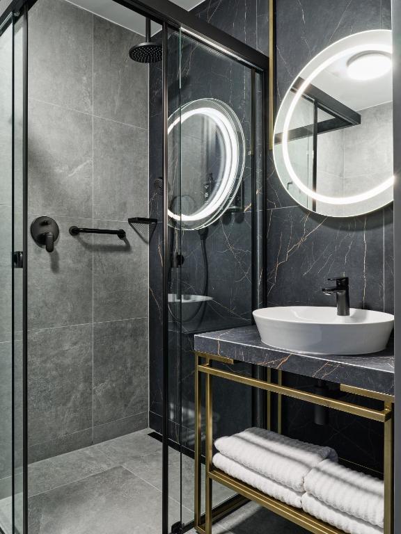 
Deluxe, Guest room, 1 Double, Atrium view, Balcony
