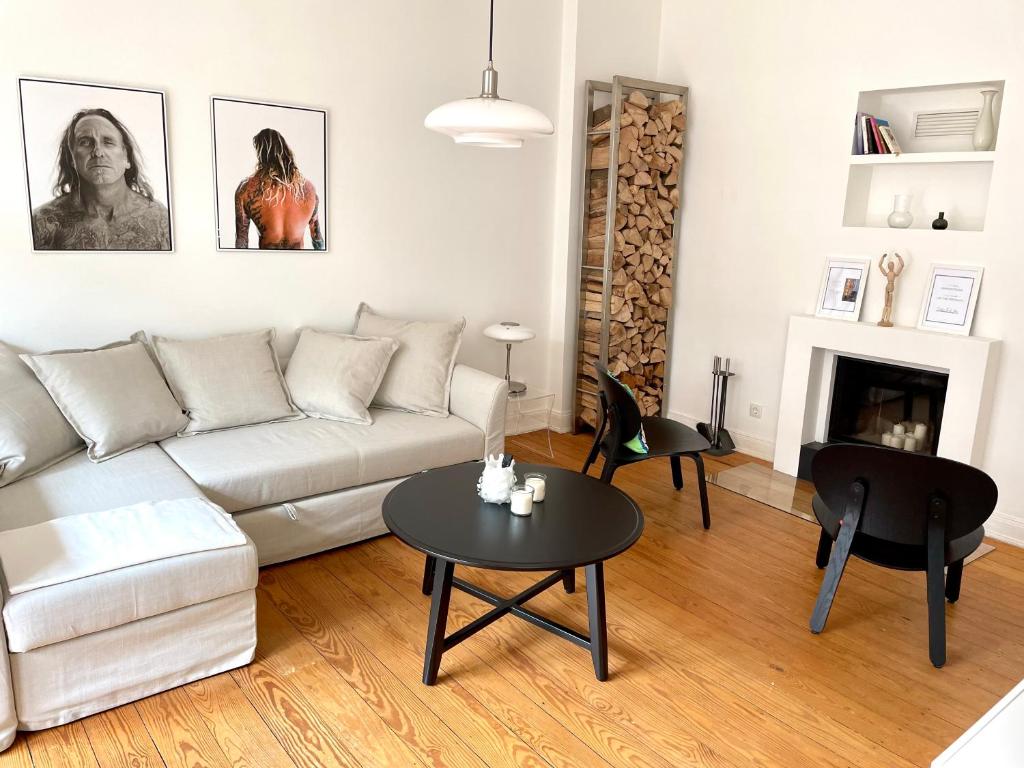 a living room with a couch and a table at Elbperle! Zentrales Apartment an der Elbe in Hamburg