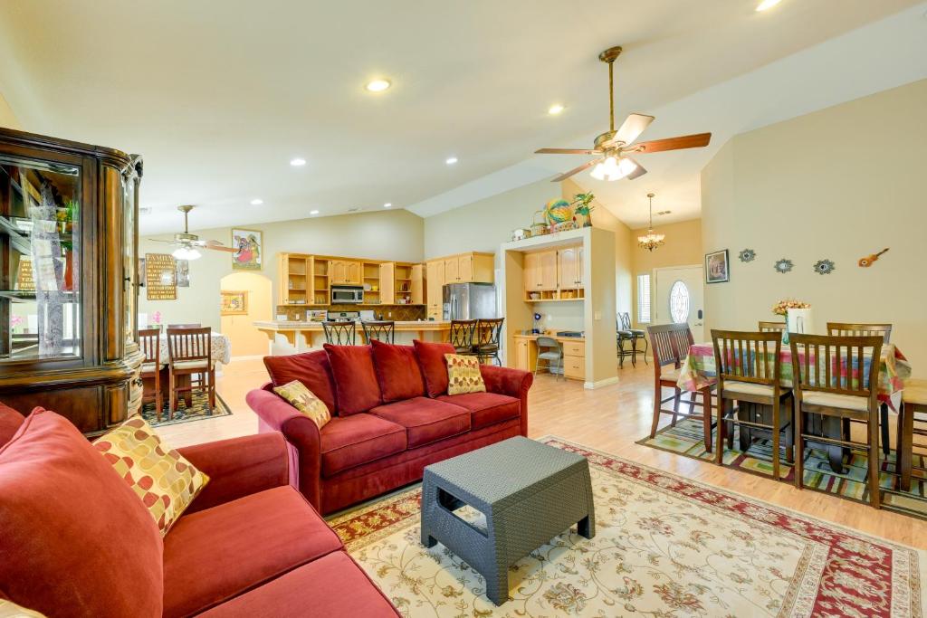 sala de estar con sofás rojos y cocina en Porterville Getaway with Patio and Valley Views!, en Porterville
