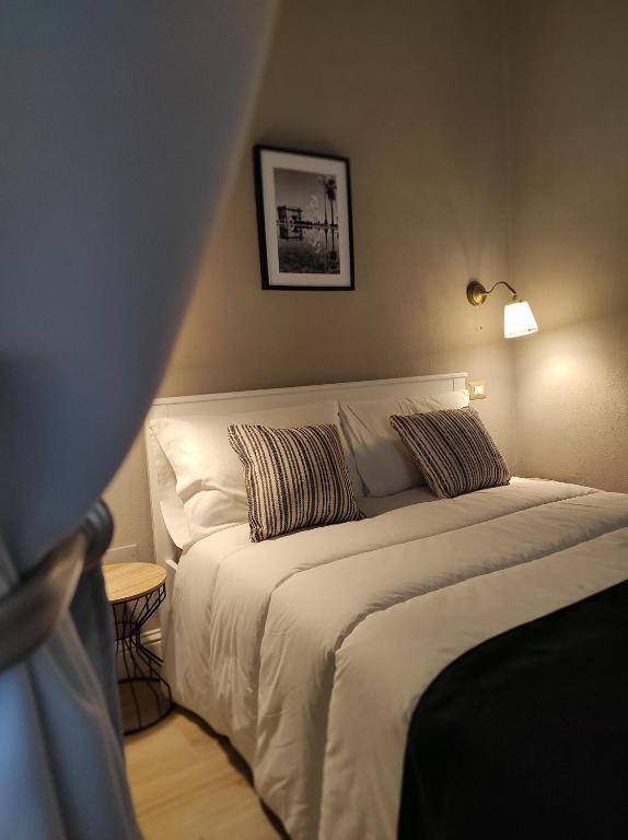 Postel nebo postele na pokoji v ubytování Manno Rooms Affittacamere