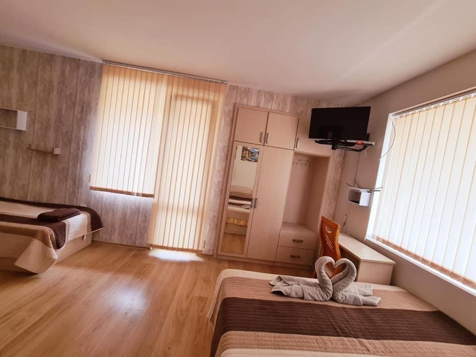 una camera con un letto decorato con cigno di House Varna-4 a Krapets