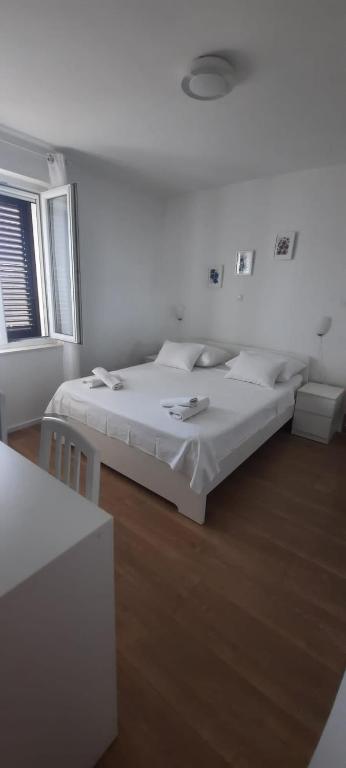 Postel nebo postele na pokoji v ubytování Beach apartment KATE with sea view, balcony and parking, MURTER, DALMATIA