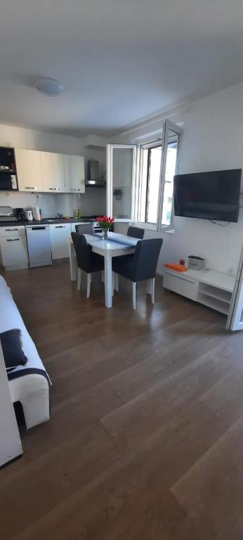 TV a/nebo společenská místnost v ubytování Beach apartment KATE with sea view, balcony and parking, MURTER, DALMATIA