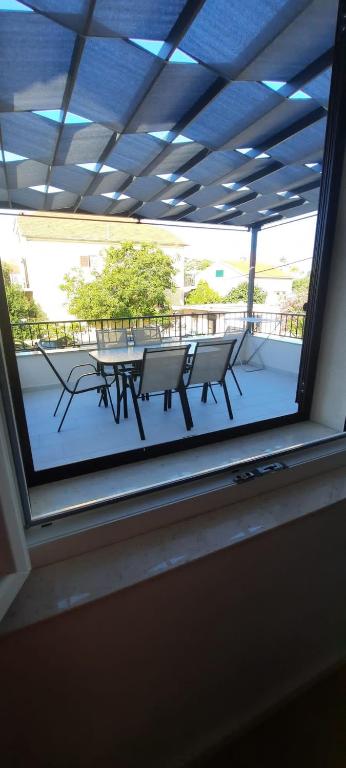 Balkón nebo terasa v ubytování Beach apartment KATE with sea view, balcony and parking, MURTER, DALMATIA